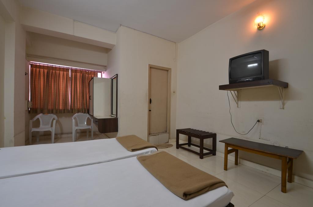 Hotel Maya Deluxe Hyderabad Bagian luar foto