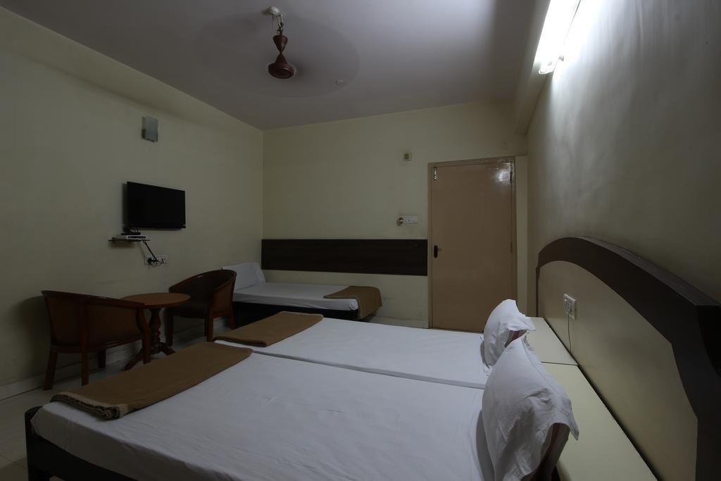 Hotel Maya Deluxe Hyderabad Bagian luar foto