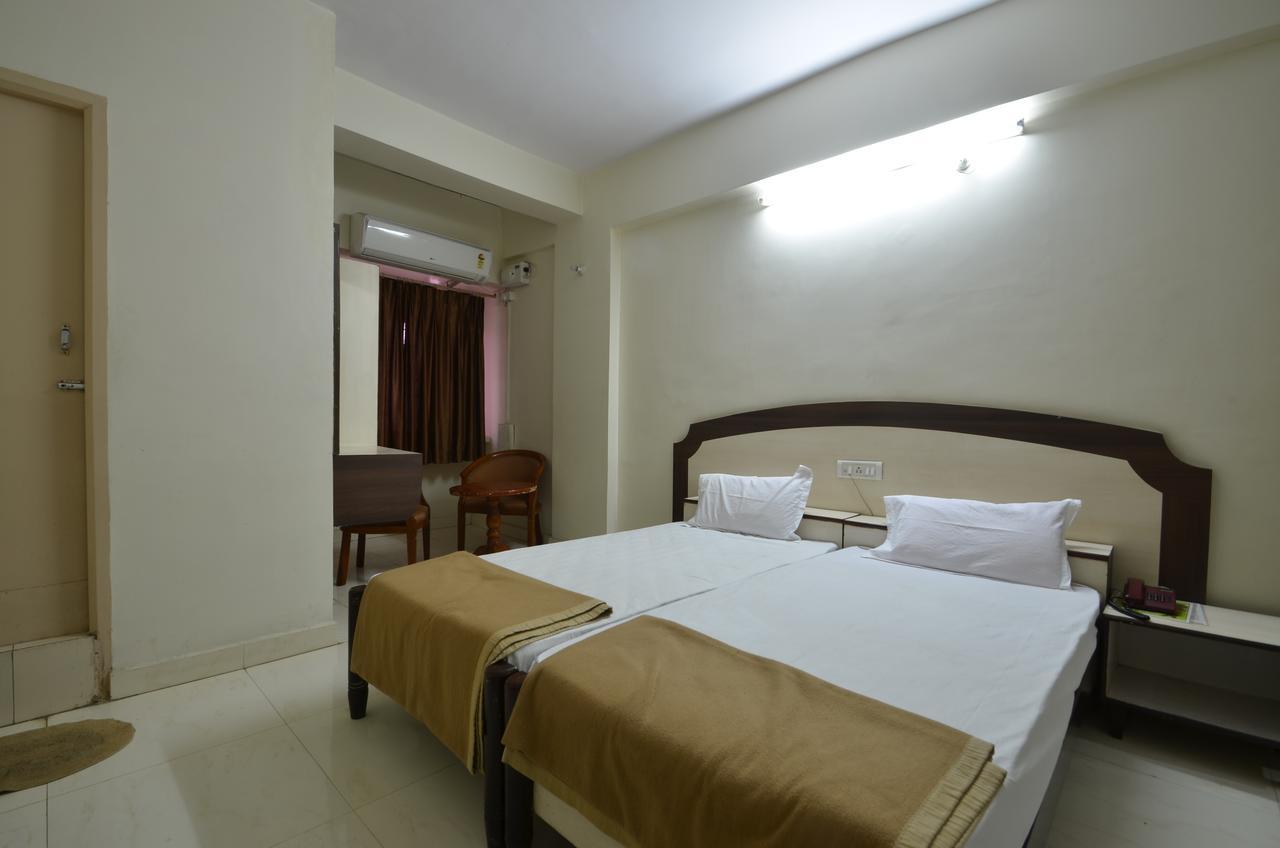 Hotel Maya Deluxe Hyderabad Bagian luar foto