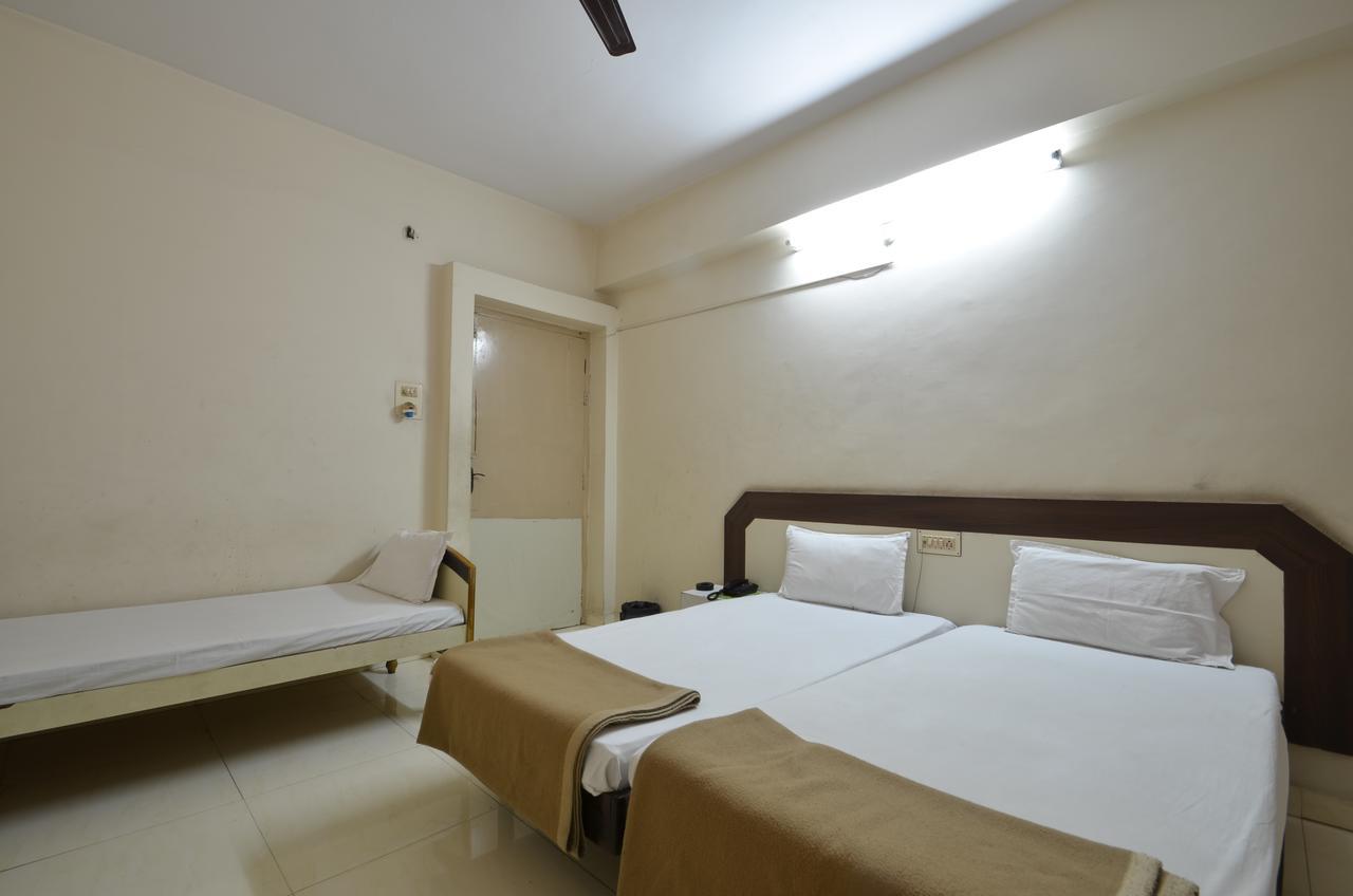 Hotel Maya Deluxe Hyderabad Bagian luar foto