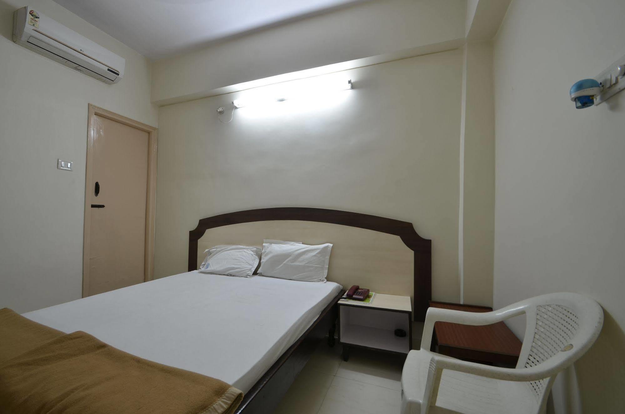 Hotel Maya Deluxe Hyderabad Bagian luar foto