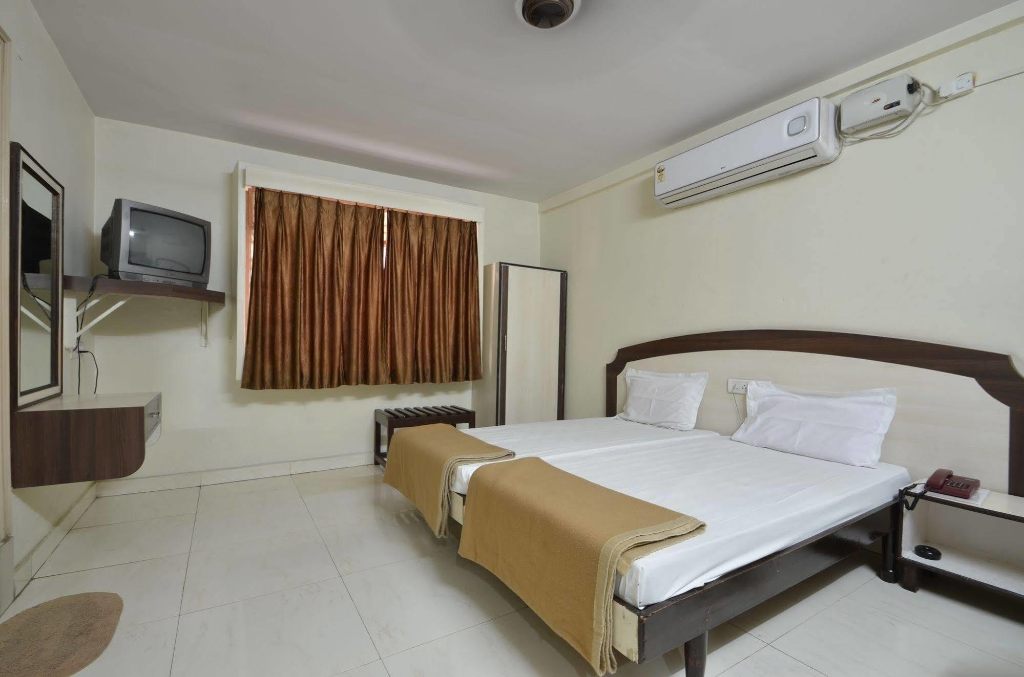 Hotel Maya Deluxe Hyderabad Bagian luar foto