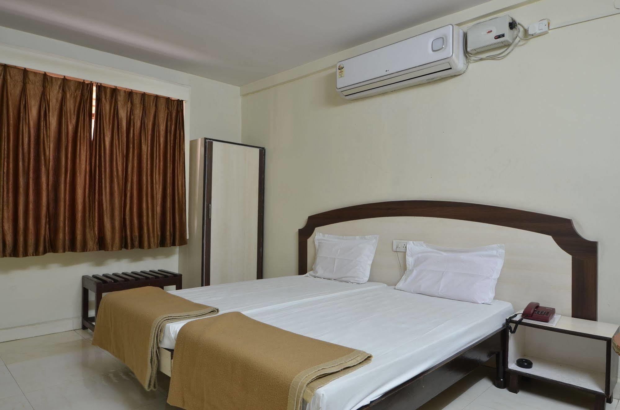 Hotel Maya Deluxe Hyderabad Bagian luar foto