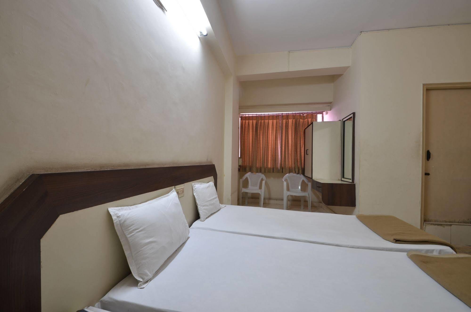Hotel Maya Deluxe Hyderabad Bagian luar foto